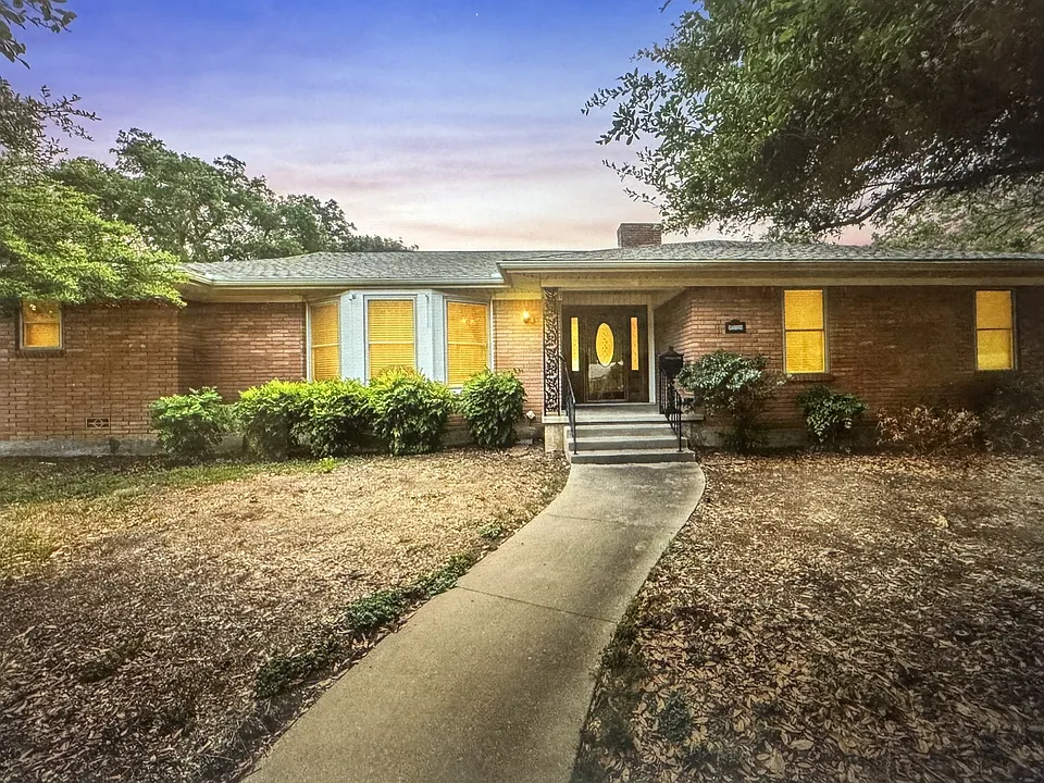 5220 Lake Charles Dr
