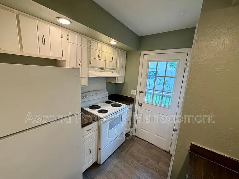 2410 Lyndon Ave #11 — Photo 4