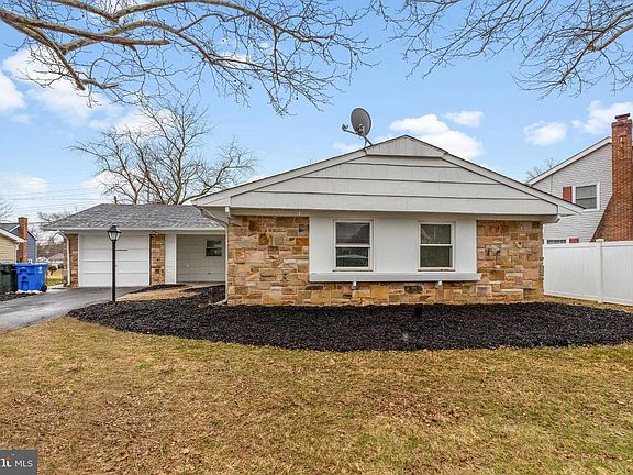 2nd image of 111 Hazelwood Cir