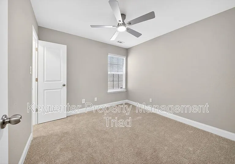 1153 Hawick Dr — Photo 9