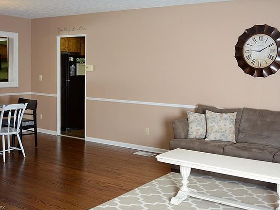 4th image of 33 Circle Dr