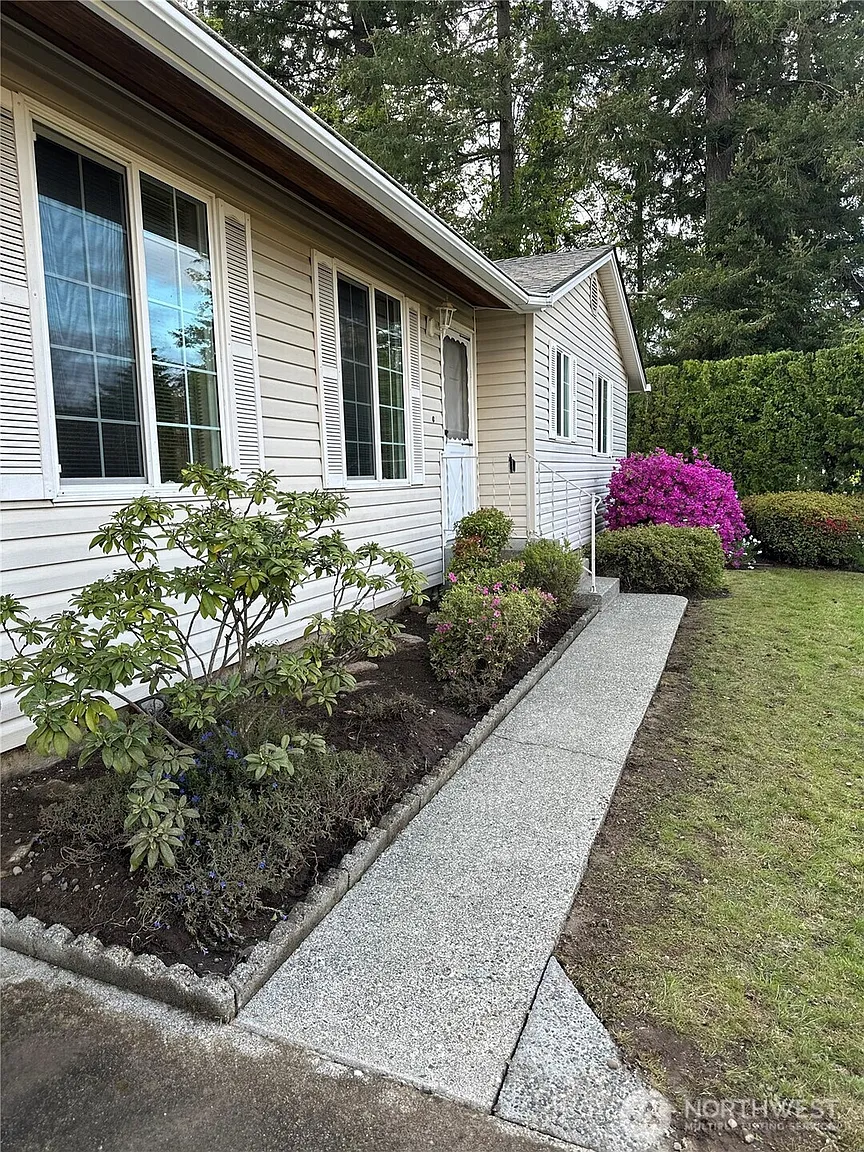 2407 Union Avenue NE photo 1