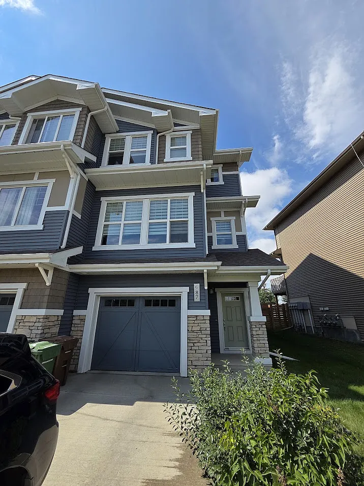 SF299 3 Bed | 2.5 Bath Townhouse in Jensen Lakes, St. Albert | 87 Joyal Way — Photo 2