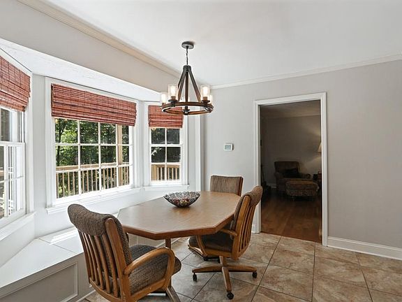 5th image of 1202 Acorn Ln