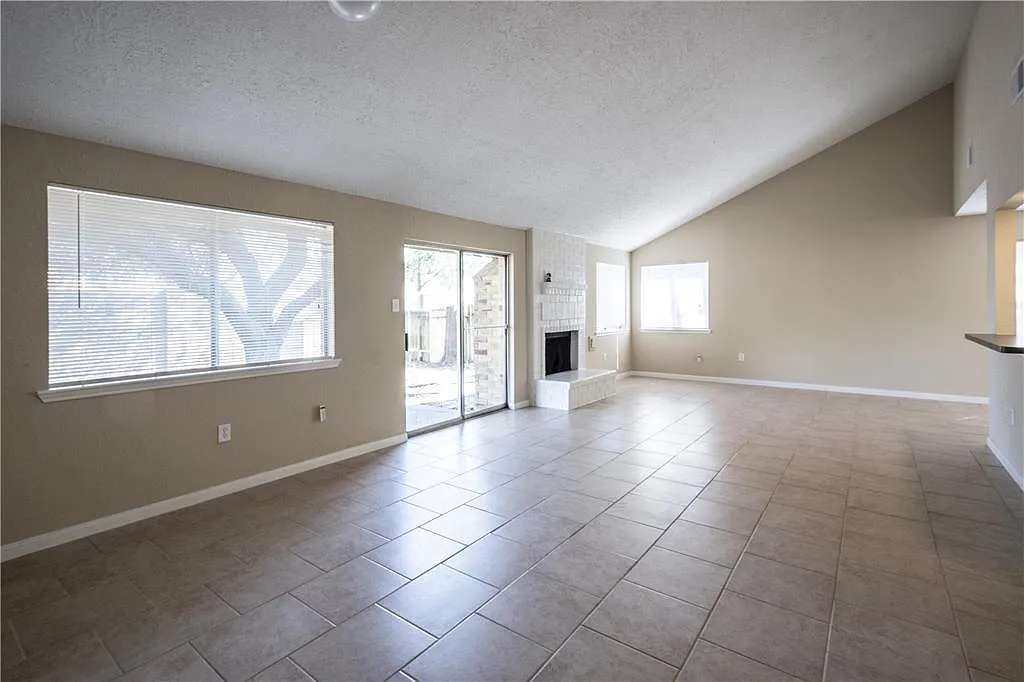 20010 Fort Dodge - Ask About Our No Security Deposit Option! — Photo 2