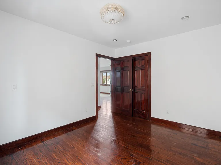 69-03 Cloverdale Blvd #1 — Photo 11