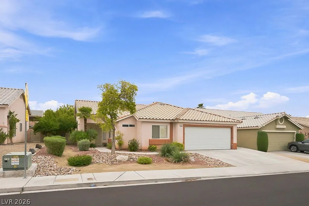 4 bed, 3.0 bath, 2022 sqft, $2,150 — Photo 1