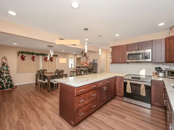 11 Skylark Ln, Levittown, NY 11756