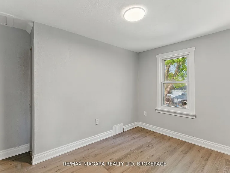 290 Scholfield Ave S #1 — Photo 8