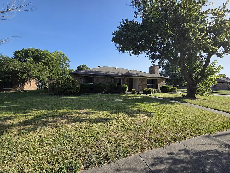 1130 Pyramid Dr — Photo 2