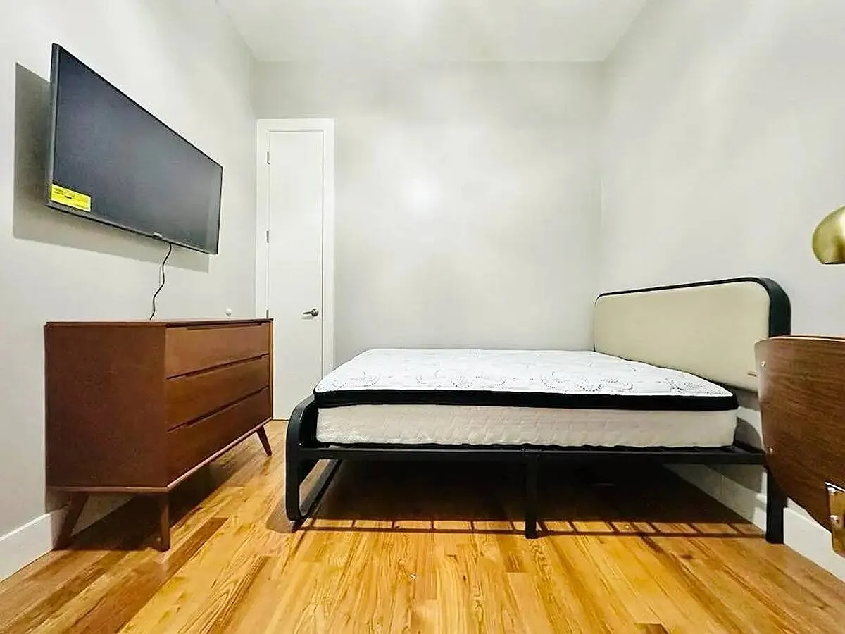 7 bed, 6.0 bath, 100 sqft, $980 — Photo 3