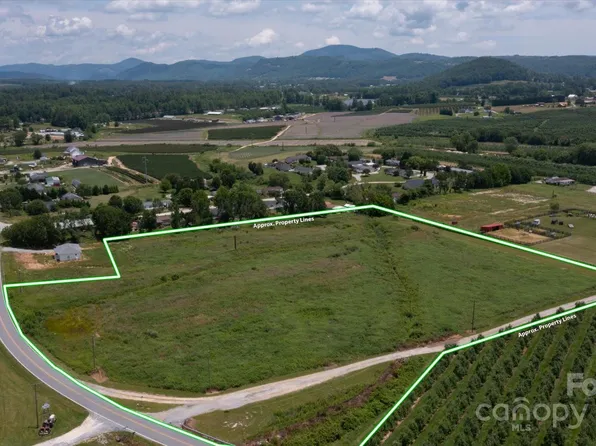 999 Pace Rd, Hendersonville, NC 28792