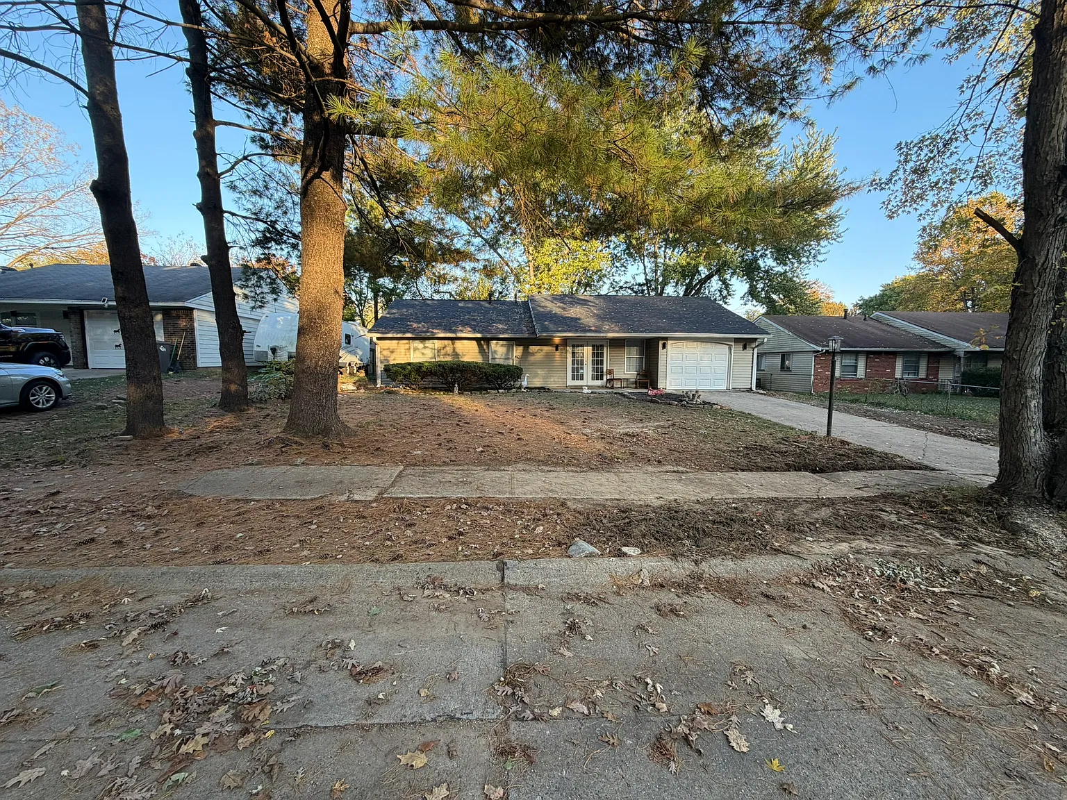 4 bed, 1.5 bath, 1300 sqft, $1,899 — Photo 2