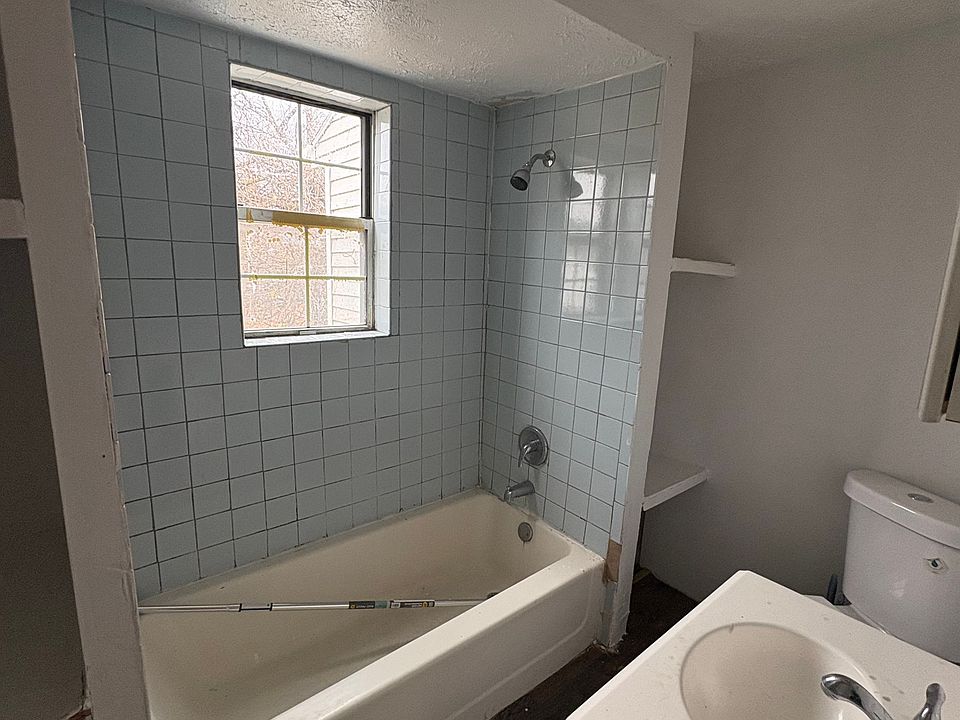 2nd image of 3026 E 123rd St #2