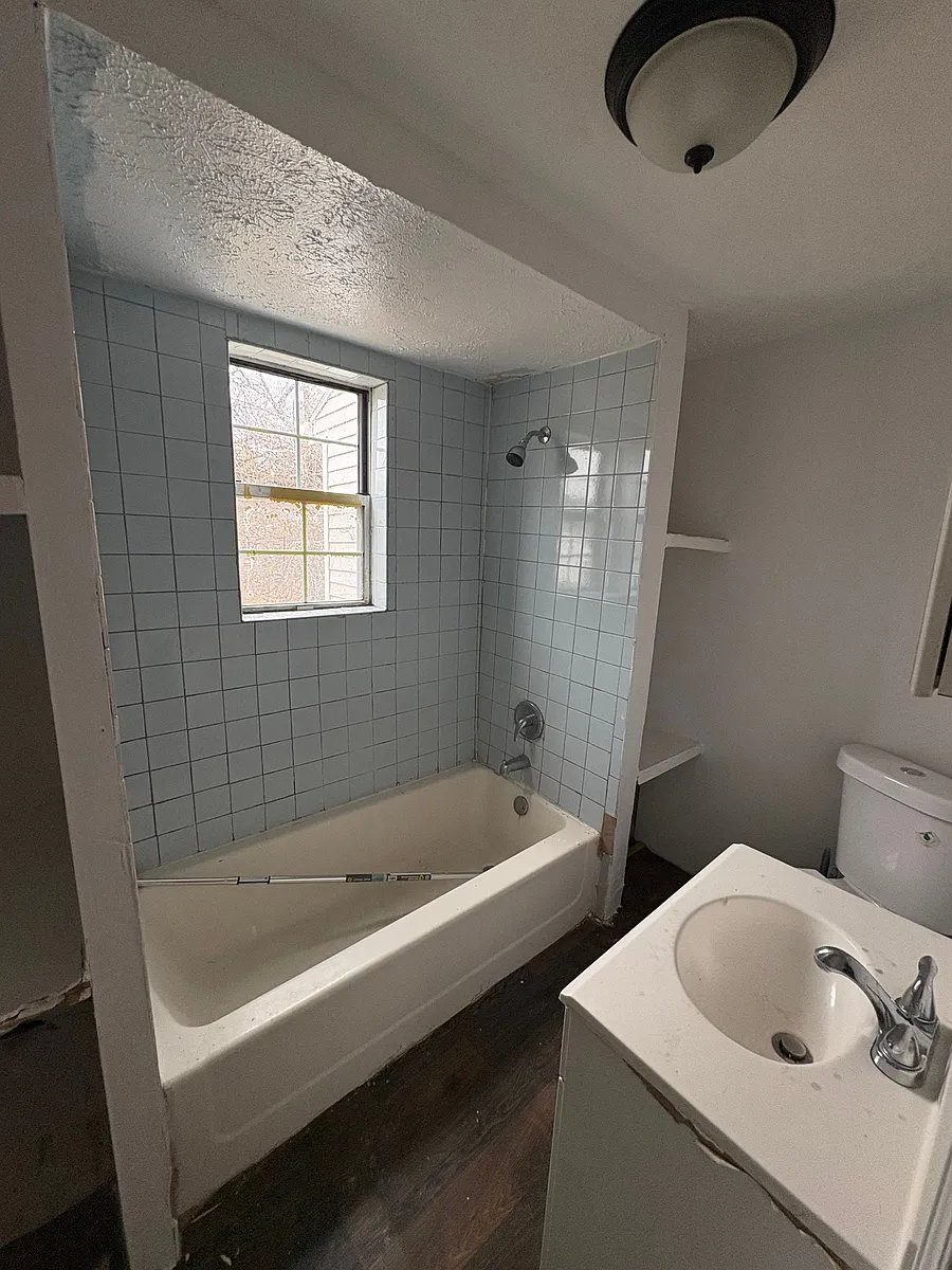 Building Photo - 3026 E 123rd St #2
