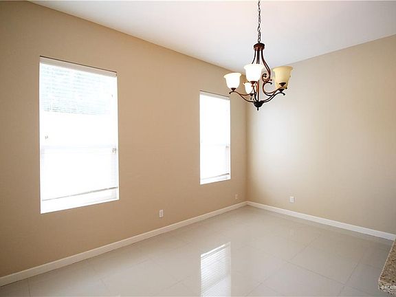 4th image of 215 Ulex Ave