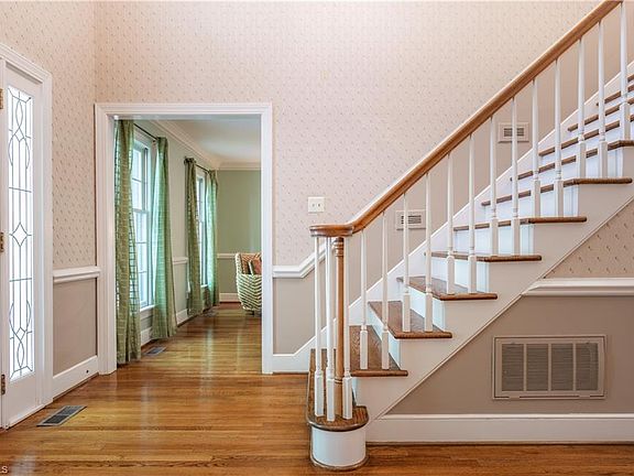 3rd image of 9 Wedgewood Ct