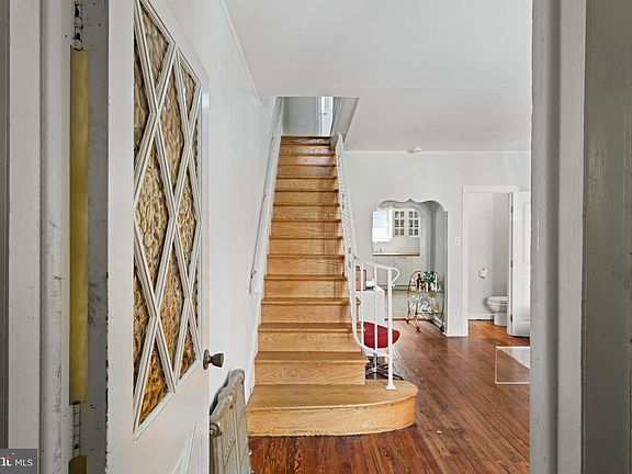 3rd image of 944 Tree St