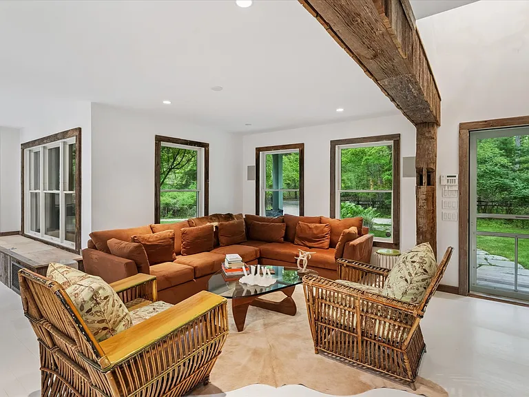 325 Narrow Ln — Photo 3