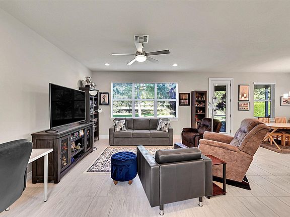 3rd image of 964 Banyan Drive