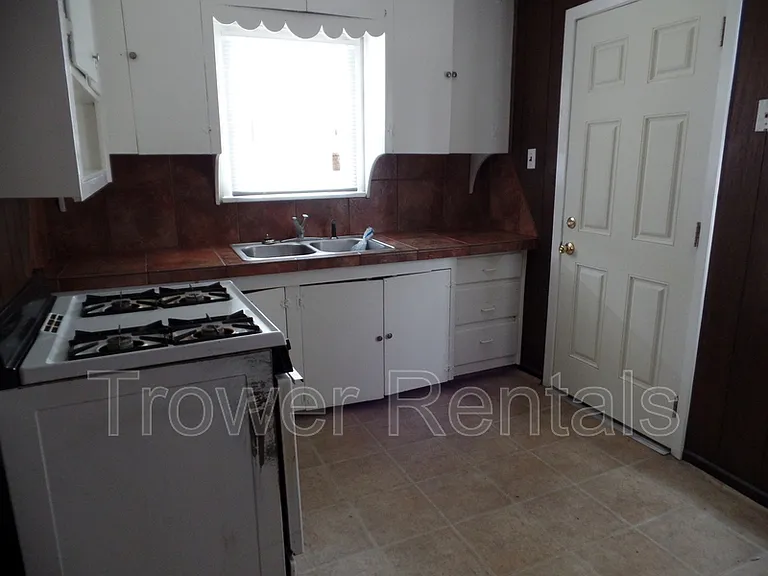 1010 Center Ave — Photo 5