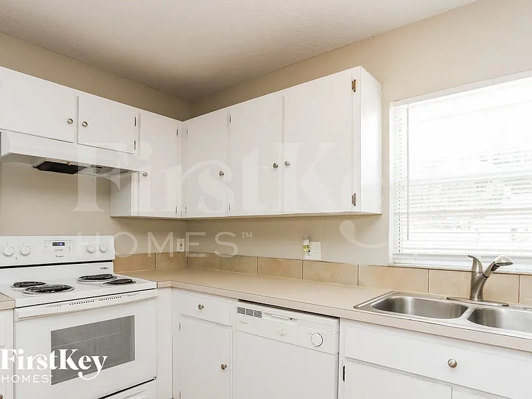 1210 E Palifox St — Photo 5