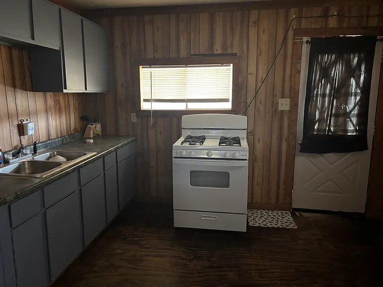 604 Johnston St — Photo 2