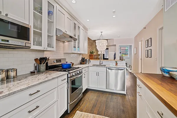 Sold by Avenue Sotheby's International Realty | media 6