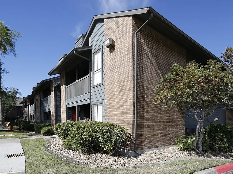 Sandcastle Apartments — Photo 23