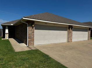1403 Macalpine St, Moore, OK 73160