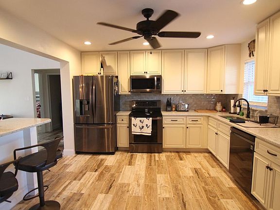 3rd image of 1077 Fairlawn Dr