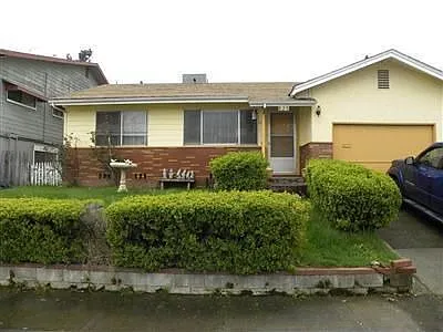 825 Main St photo 1