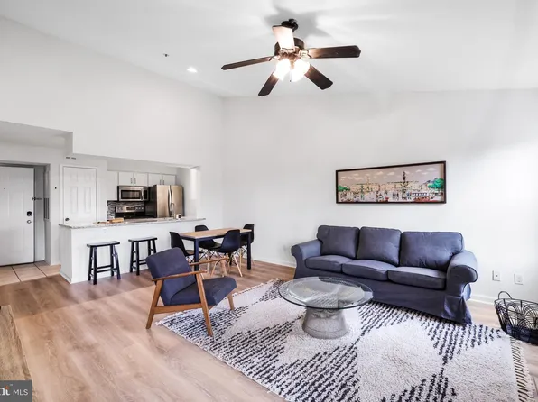 3315 Wyndham Cir APT 4225, Alexandria, VA 22302