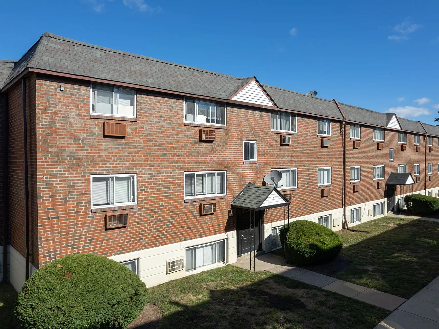 Oakwood Apartments — Photo 2