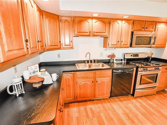 5th image of 24 Cambridge Cir