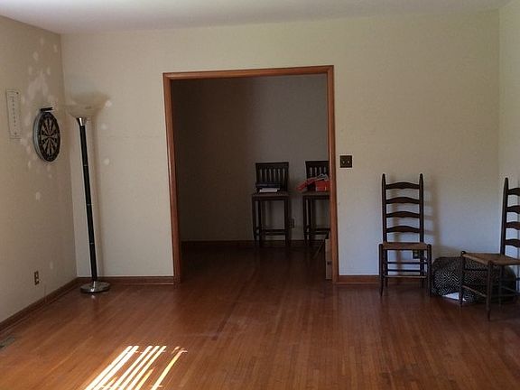 Living room : Looking into foyer