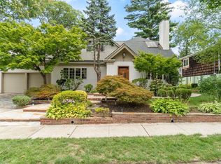 7 Governors Ct, Great Neck, NY 11023