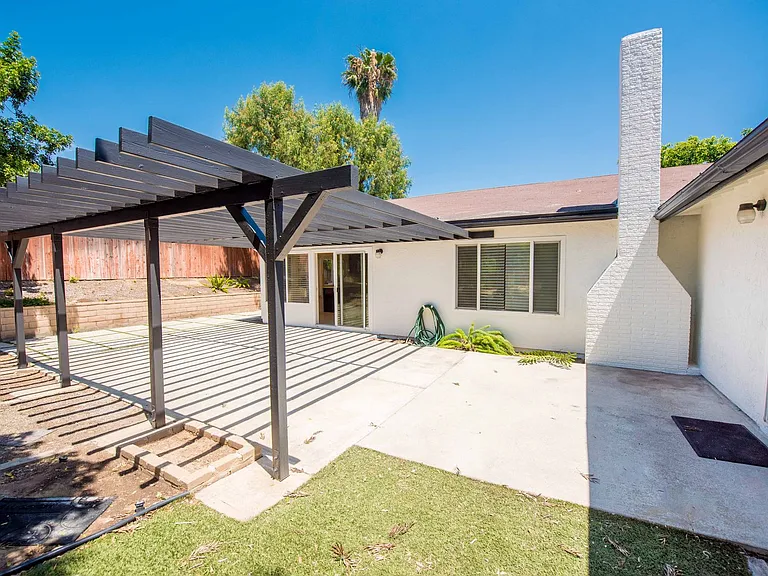 4395 Avenida De Las Flores — Photo 38