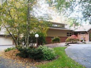 25 Country Club Dr, Rochester, NY 14618
