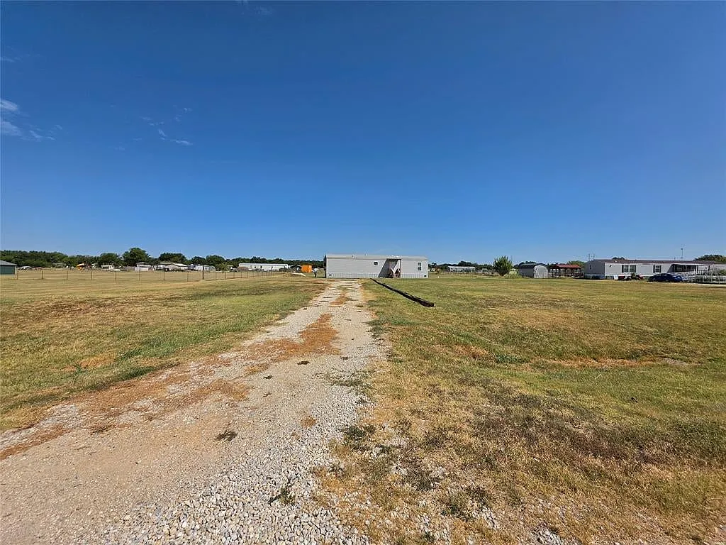 3 bed, 840 sqft, $950 — Photo 2