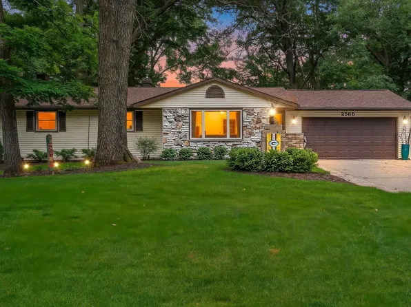 2565 Hazelwood Ln, Green Bay, WI 54304