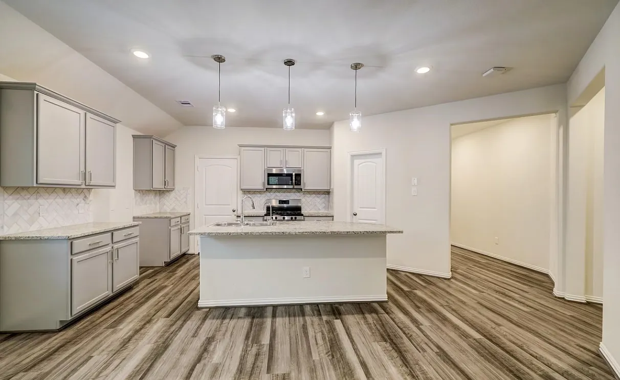 3 bed, 1923 sqft, $2,550 — Photo 2