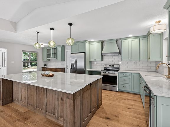 3rd image of 1013 Lake Dr