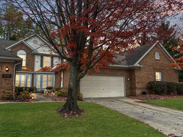 39574 Village Run Dr, Northville, MI 48168