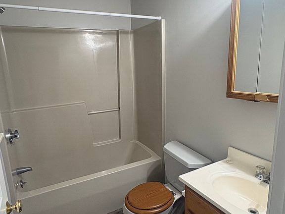 5th image of 28 Peck St #1