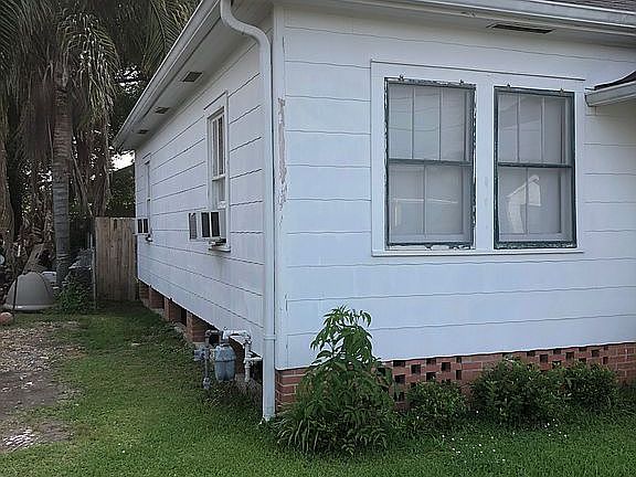 2nd image of 122 Louise St