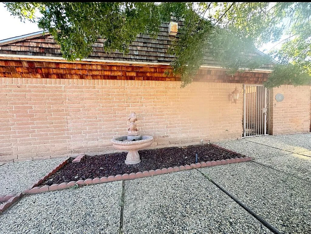 2 bed, 2.0 bath, 1959 sqft, $2,400 — Photo 2