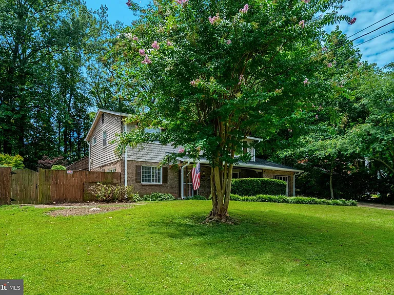 8527 Parliament Dr — Photo 36