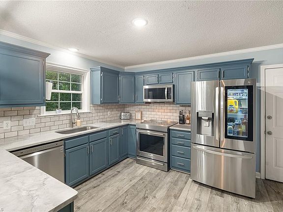 4th image of 395 Bonaventure Dr