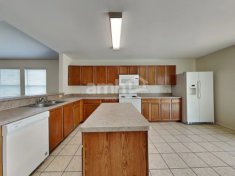 511 Robinwood Dr — Photo 3